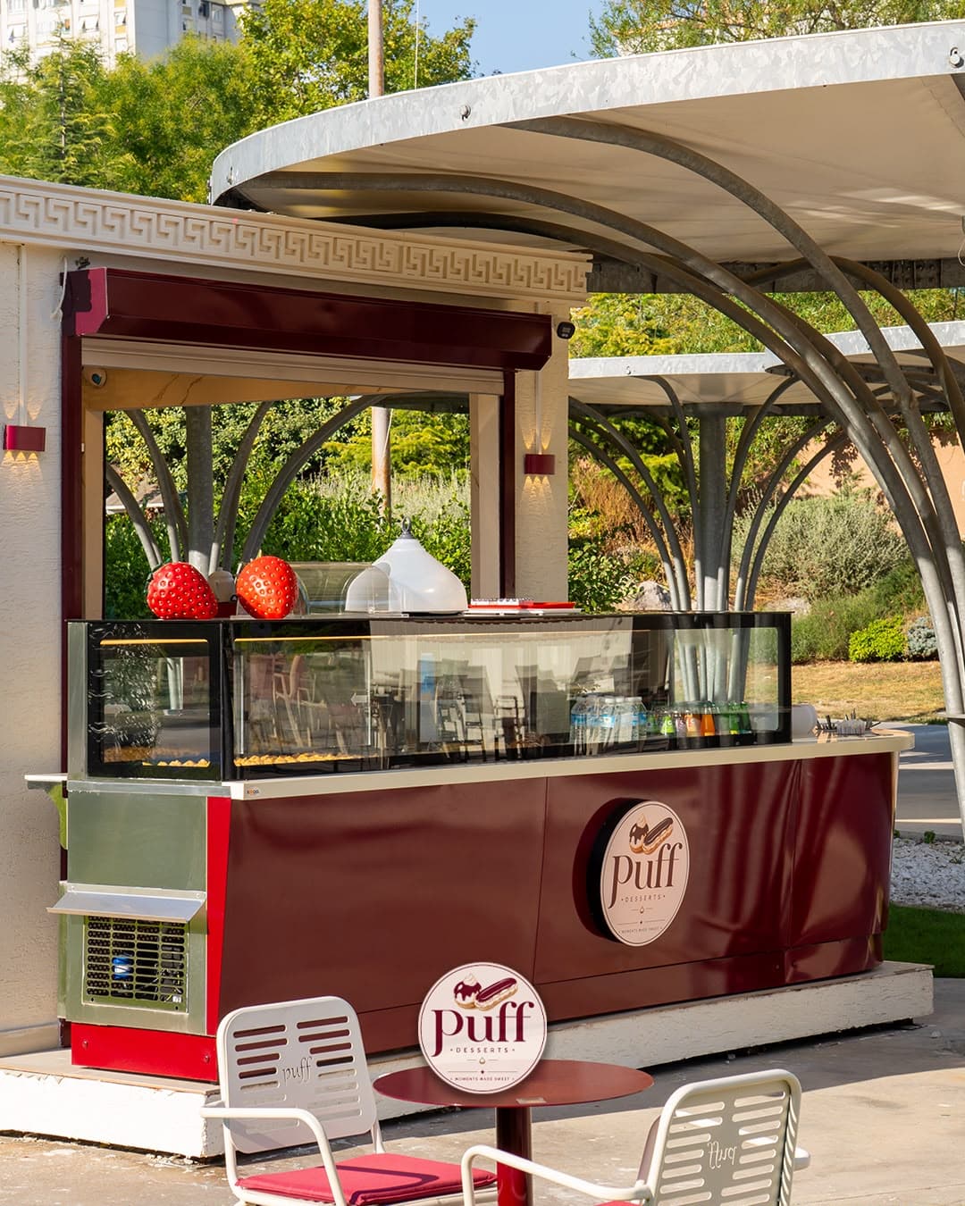 Beylikdüzü Yaşam Vadisi'ndeki Puff Desserts büfesi ve vitrini