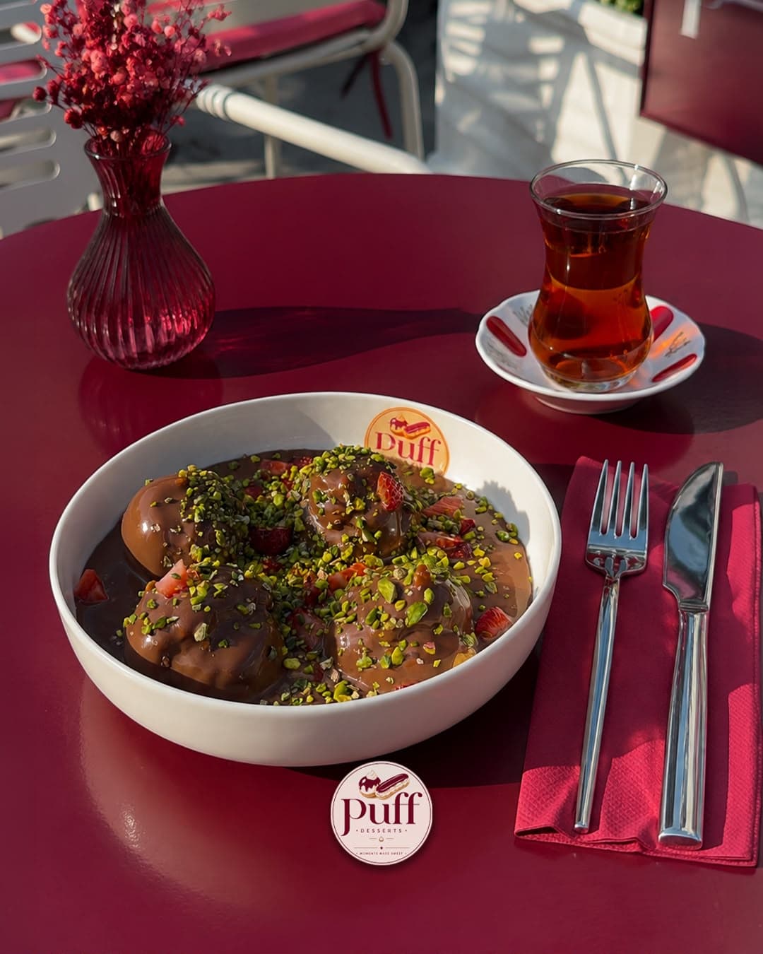 Bordo masada fıstıklı profiterol ve çay